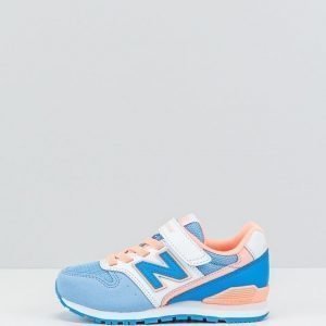 New Balance sneakerit