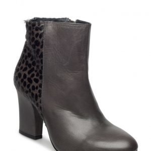 UNMADE Copenhagen Heeled Boot W Detail