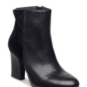 UNMADE Copenhagen Heeled Boot W Detail